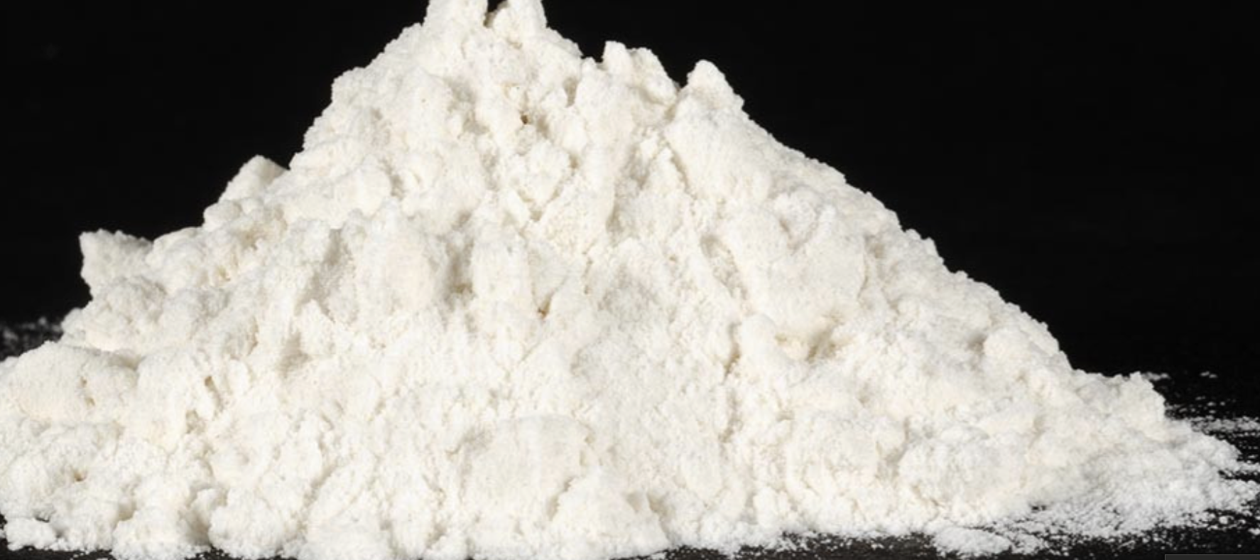 Fine cream-coloured acacia gum arabic powder in a small heap